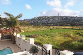 Spacious, modern apartment near beach andclose to st. Julians